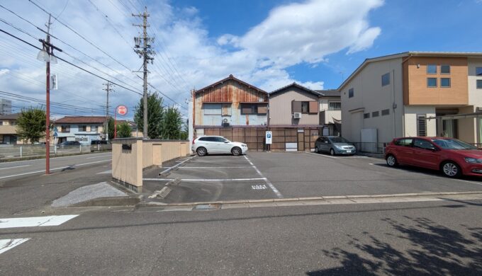 駐車場と外観