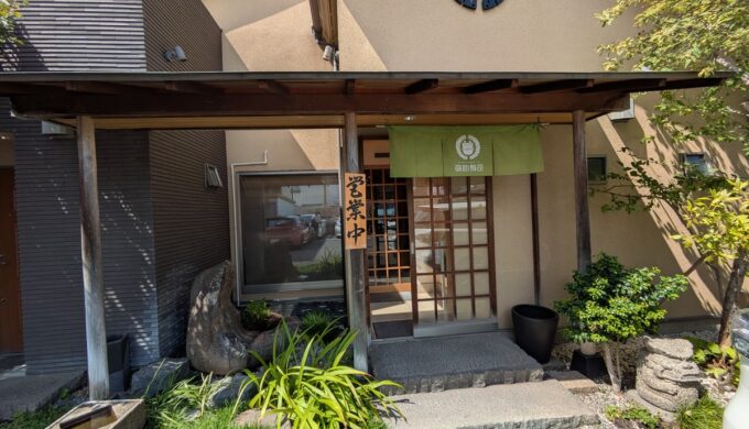駐車場と外観