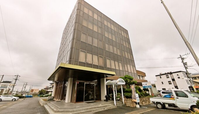 駐車場と外観