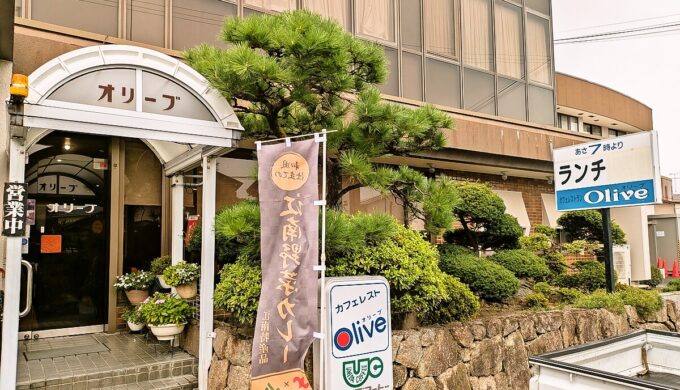 駐車場と外観