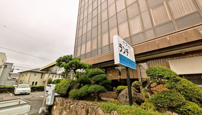 駐車場と外観