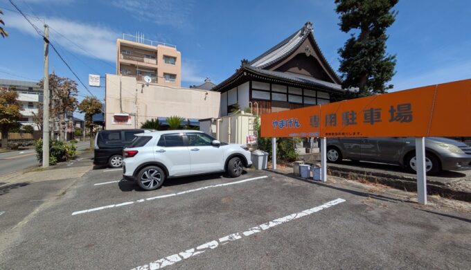 駐車場と外観