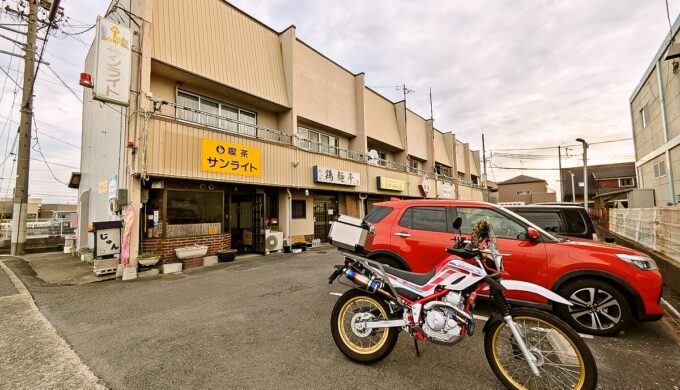 駐車場と外観