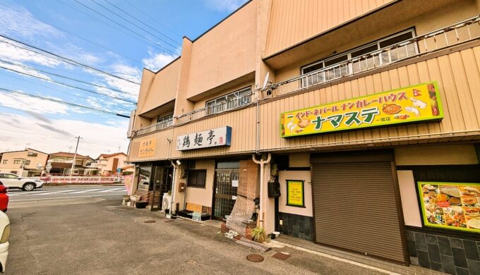 駐車場と外観
