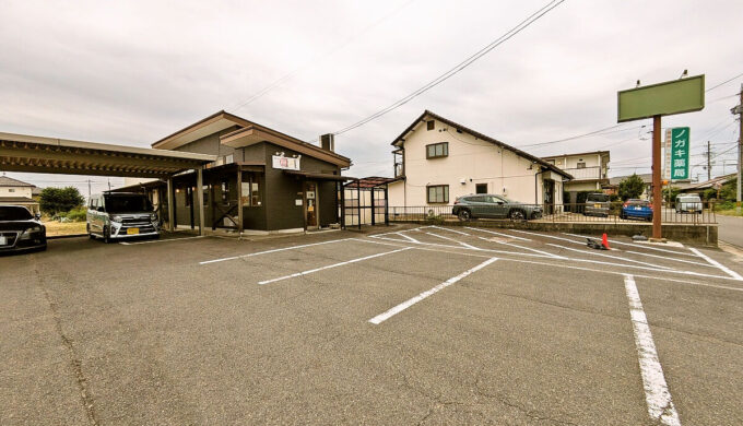 駐車場と外観