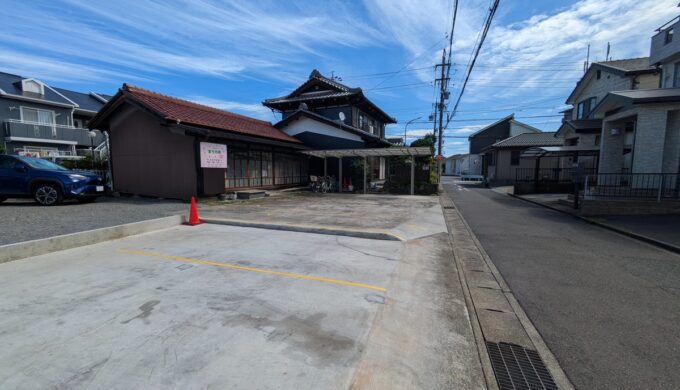 駐車場と外観