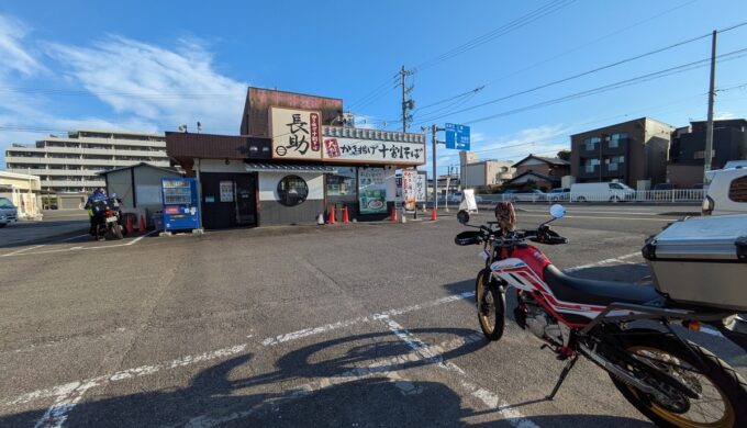 駐車場と外観