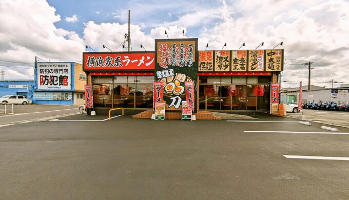 駐車場と外観