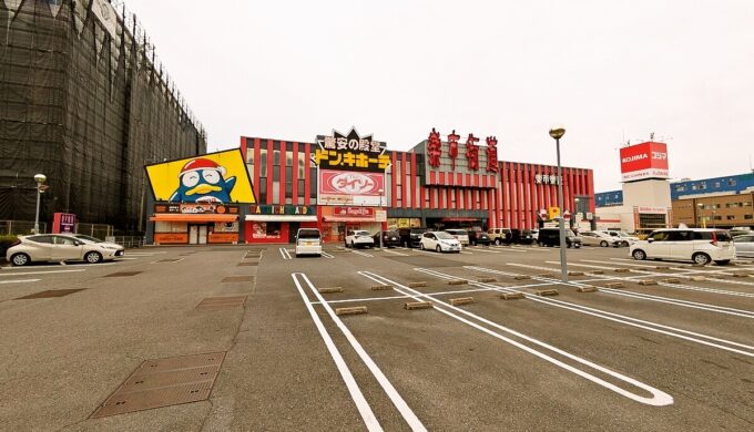 駐車場と外観