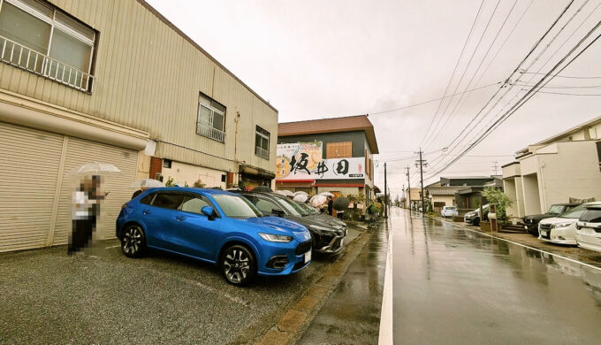 駐車場と外観