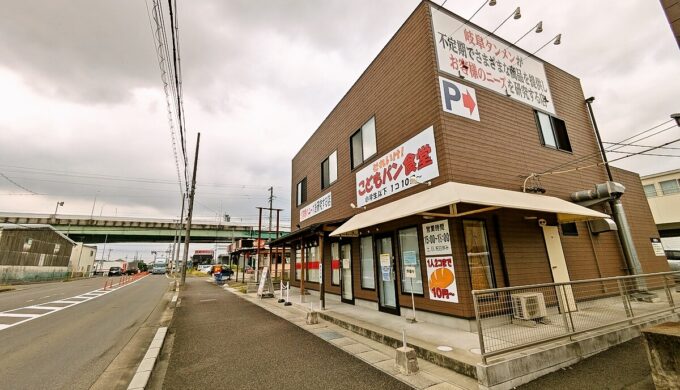 駐車場と外観