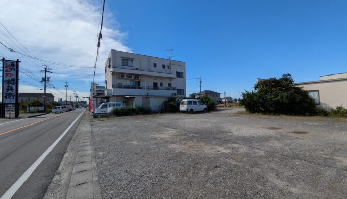 駐車場と外観