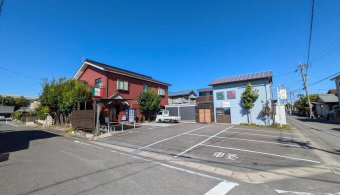 駐車場と外観
