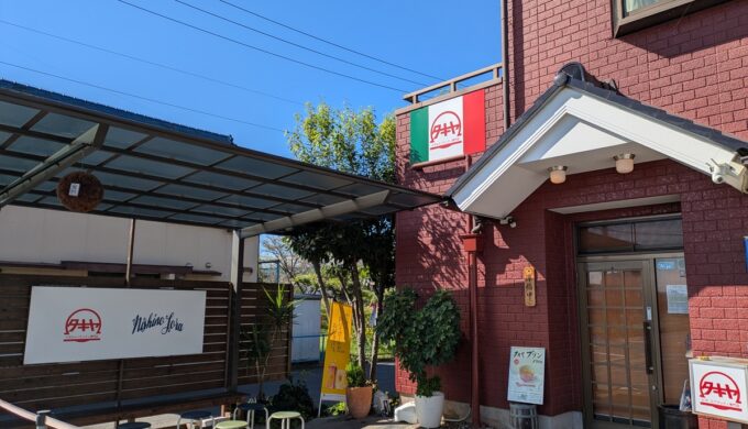 駐車場と外観