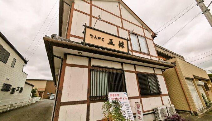 駐車場と外観