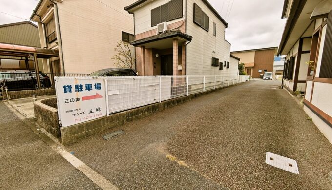 駐車場と外観
