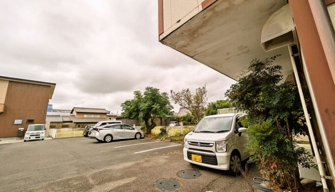 駐車場と外観