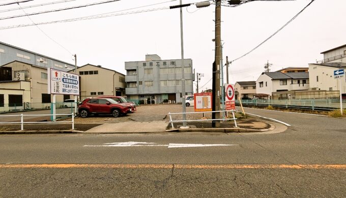 駐車場と外観