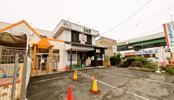 駐車場と外観