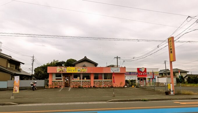 駐車場と外観