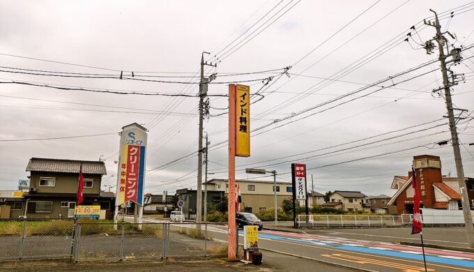 駐車場と外観