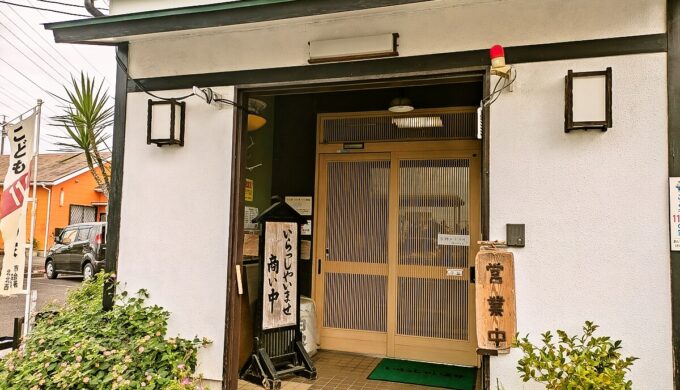 駐車場と外観