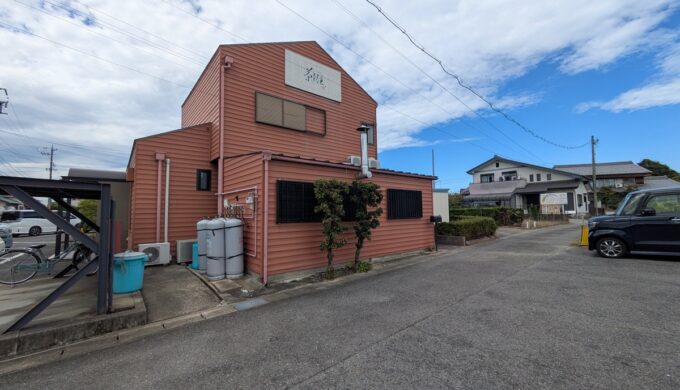 駐車場と外観
