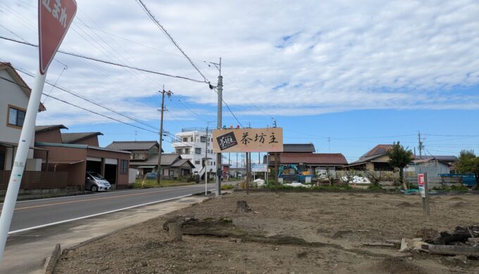 駐車場と外観