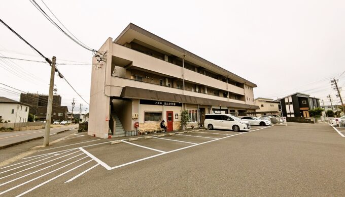 駐車場と外観