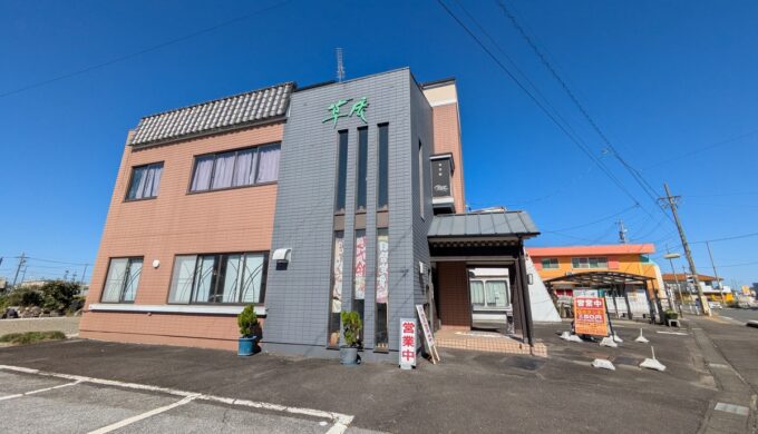 駐車場と外観