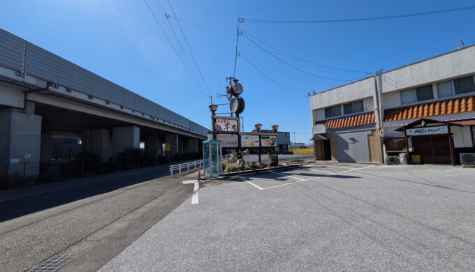 駐車場と外観