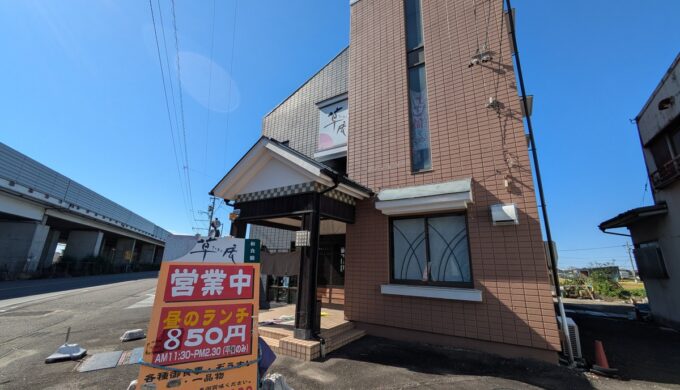 駐車場と外観