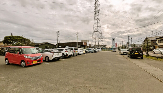 駐車場と外観