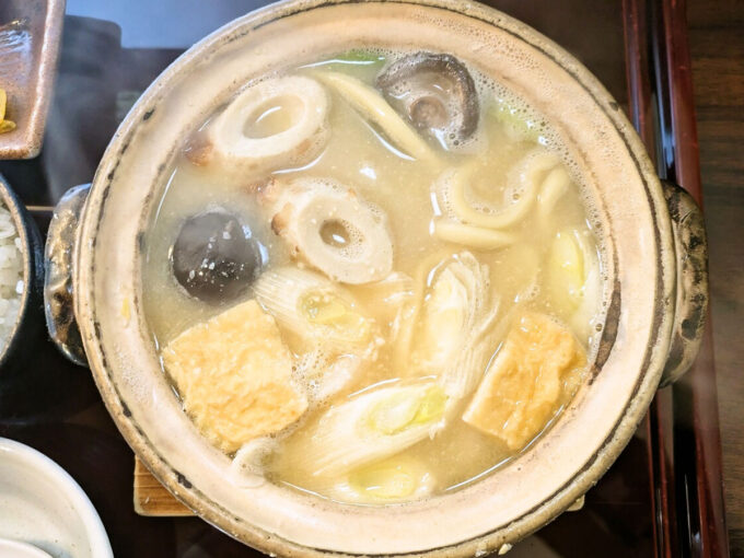 白味噌仕立て味噌煮込うどん