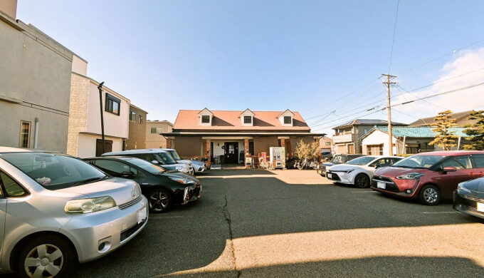 駐車場と外観