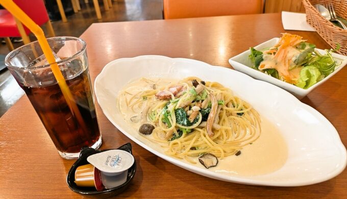 きのこベーコンほうれん草のクリームソース、サラダ+ドリンク付