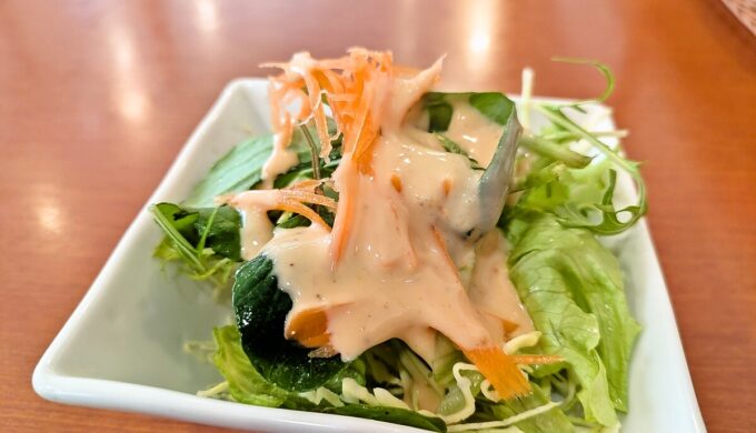 きのこベーコンほうれん草のクリームソース、サラダ+ドリンク付