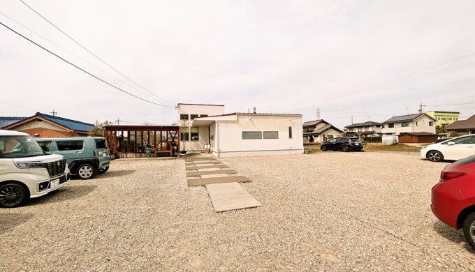 駐車場と外観