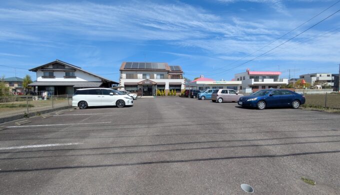 駐車場と外観
