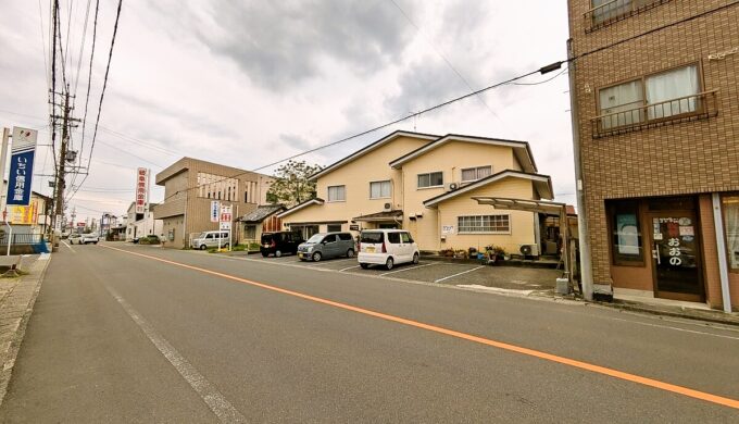 駐車場と外観