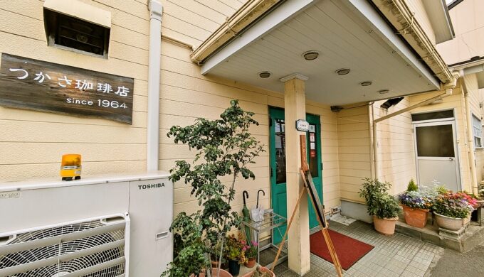駐車場と外観
