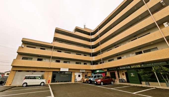 駐車場と外観