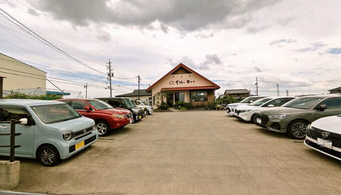 駐車場と外観