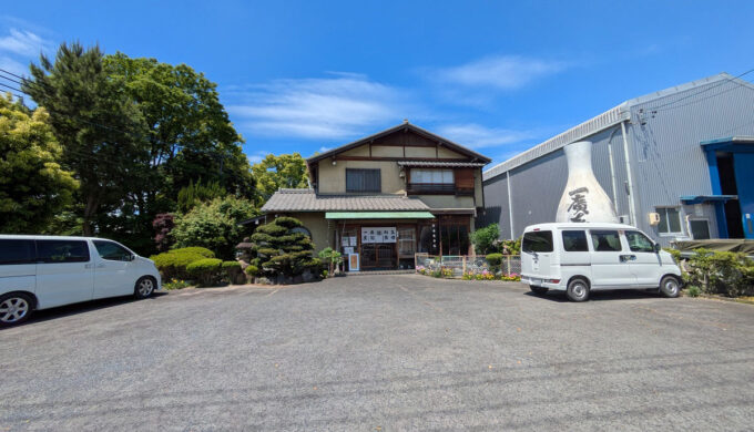 駐車場と外観