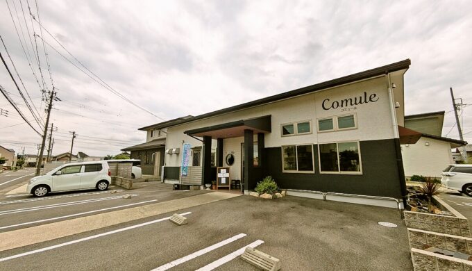 駐車場と外観
