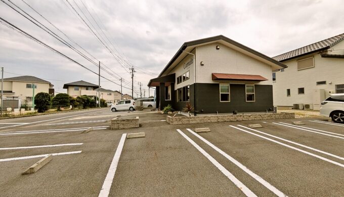 駐車場と外観