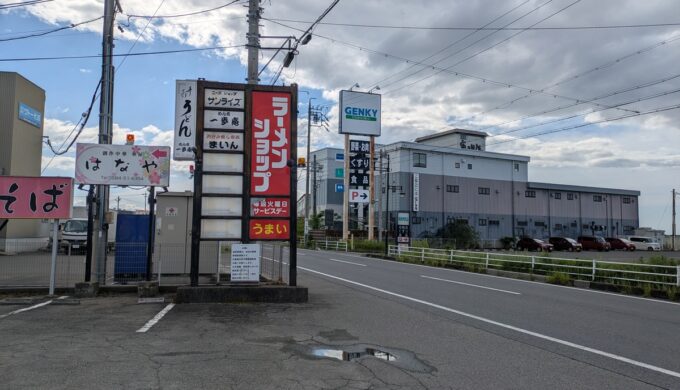 駐車場と外観