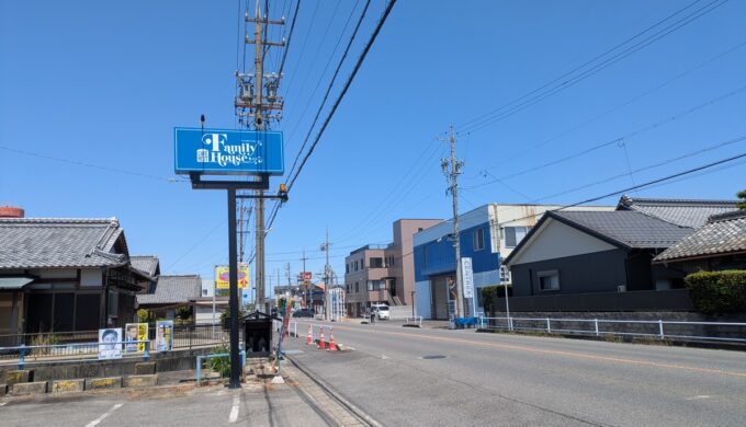 駐車場と外観