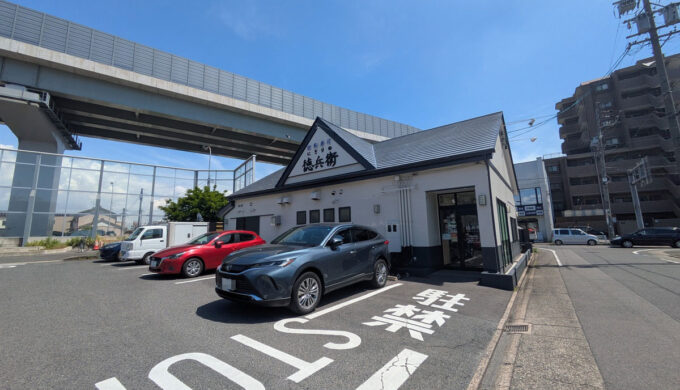駐車場と外観