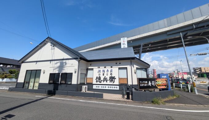 駐車場と外観